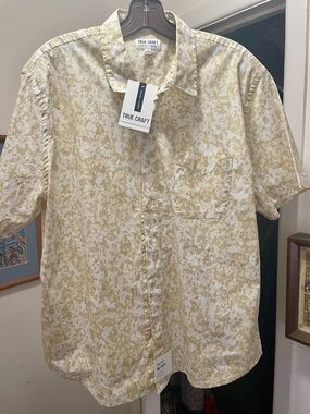 True Craft Men’s Tan Camo Splatter No Tuck Button Down Shirt Size Large NWT